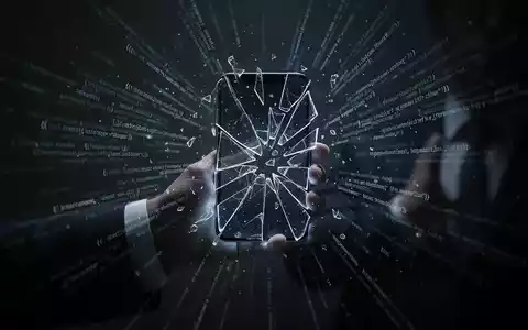 Eine schattige Hand hält ein glühendes, fragmentiertes Smartphone mit strahlendem Code, das ein durchgesickertes Regierungs-iPhone-Hacking-Toolkit symbolisiert. - Foto: über boerse-global.de