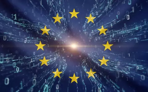 EU-Flagge mit Binärcode, symbolisiert KI-Regulierung und -Politik in Mitgliedsstaaten. - Foto: über boerse-global.de