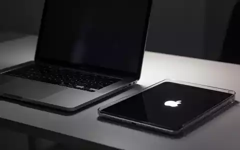 Nahaufnahme eines MacBook und iPad auf einem Schreibtisch, die das Premium-Design und die Technologie hervorhebt. - Foto: über boerse-global.de