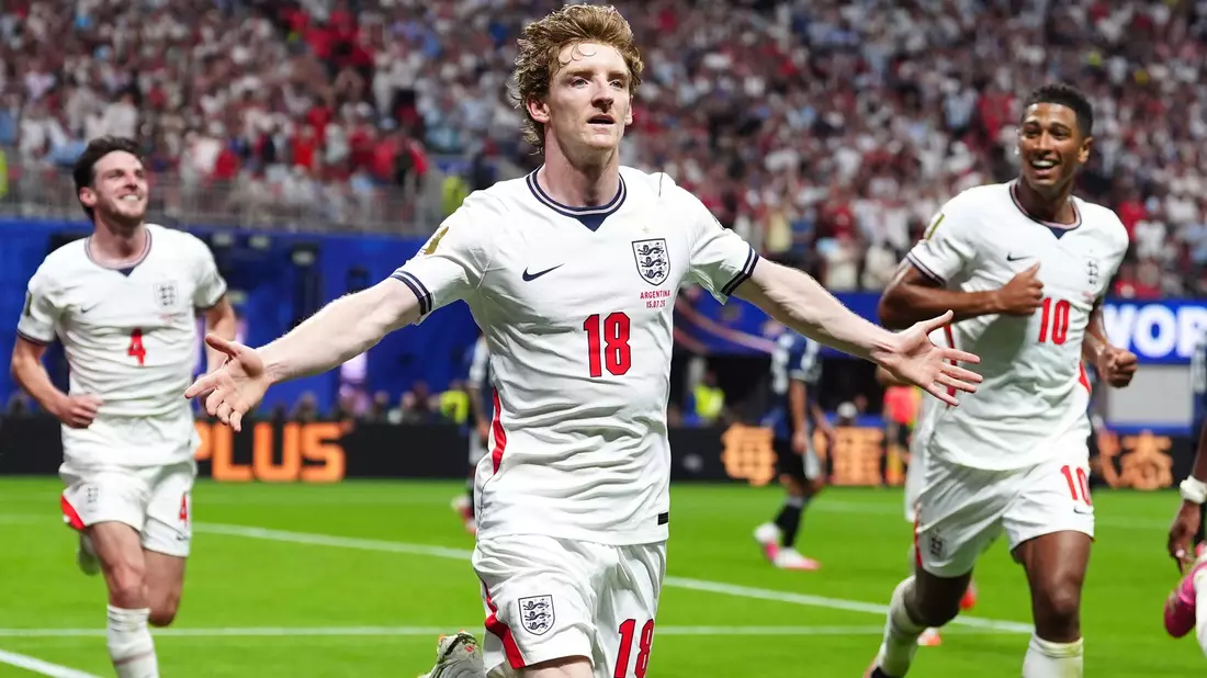 Anthony Gordon schoss England in Führung. - Bild: Bradley Collyer/PA Wire/dpa