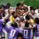 England feiert Torschütze Gordon. - Bild: Lynne Sladky/AP/dpa