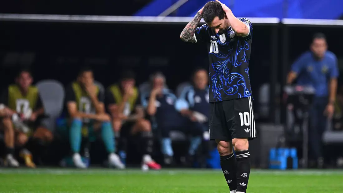 Lionel Messi ärgert sich nach dem Gegentreffer. - Bild: Tom Weller/dpa