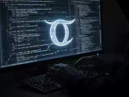 Eine schattenhafte Gestalt tippt auf einer Tastatur, mit Codezeilen und einem leuchtenden Gemini-Logo auf dem Bildschirm. - Foto: über boerse-global.de