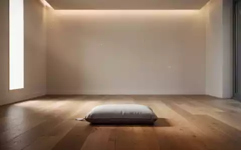 Ein ruhiger, minimalistischer Raum mit einem einzelnen Meditationskissen auf einem Holzboden, weiches, indirektes Licht fällt herein. - Foto: über boerse-global.de