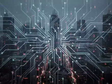 Leuchtendes, schaltkreisartiges Netzwerk über dunkler, stilisierter Stadtlandschaft, symbolisiert Cyberangriff auf kritische Infrastruktur. - Foto: über boerse-global.de