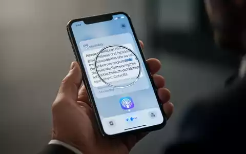 Eine Hand hält ein iPhone, das auf dem Bildschirm Barrierefreiheitsfunktionen zeigt, Symbol für inklusive Technologie. - Foto: über boerse-global.de