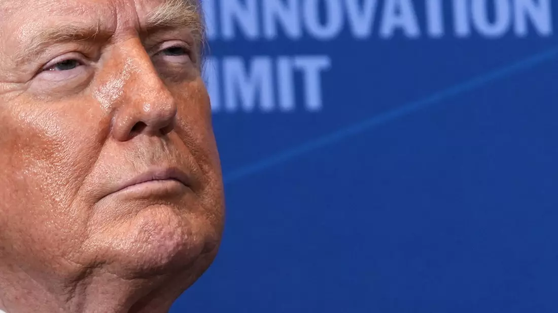 Trump droht dem Iran mit der Zerstörung ziviler Infrastruktur wie Brücken und Kraftwerke. - Bild: Julia Demaree Nikhinson/AP/dpa