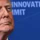 Trump droht dem Iran mit der Zerstörung ziviler Infrastruktur wie Brücken und Kraftwerke. - Bild: Julia Demaree Nikhinson/AP/dpa