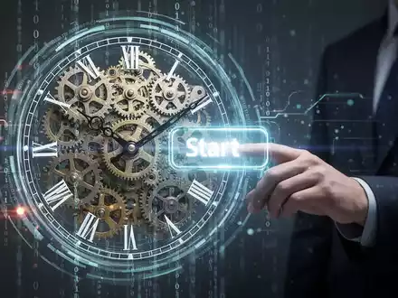 Eine stilisierte Uhr mit Zahnrädern und digitalen Elementen, die Zeitmanagement in einer digitalen Welt symbolisieren. - Foto: über boerse-global.de
