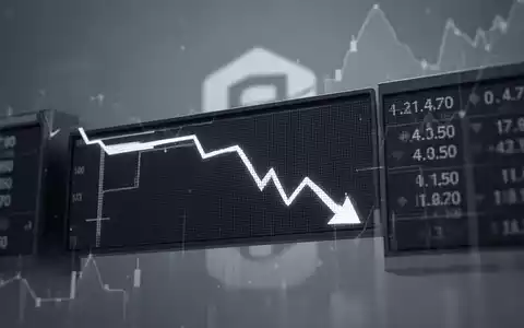 Ein stilisierter Börsenticker zeigt einen Rückgang, mit einem abstrakt verblassenden Firmenlogo im Hintergrund. - Foto: über boerse-global.de