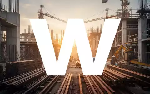 Abstrakte Szene einer Baustelle bei Sonnenaufgang, mit warmem Licht, das Baumaterialien beleuchtet und Wachstum andeutet. - Foto: über boerse-global.de