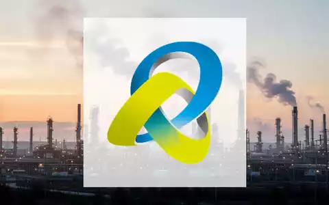 Industrielle Raffinerielandschaft bei Sonnenaufgang mit aufsteigenden Rauchfahnen, die neue Projekte und Investitionen im Energiesektor andeuten. - Foto: über boerse-global.de