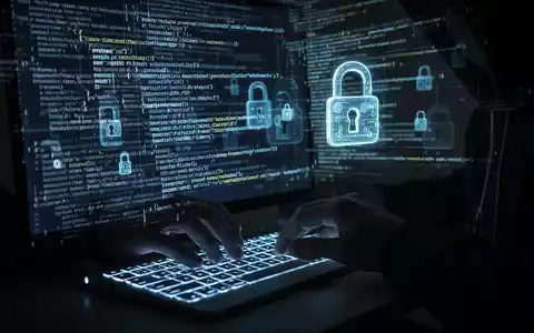 Nahaufnahme von Hackerhänden, die auf einer Tastatur tippen, mit digitalen Sicherheitssymbolen und Code auf dem Bildschirm. - Foto: über boerse-global.de