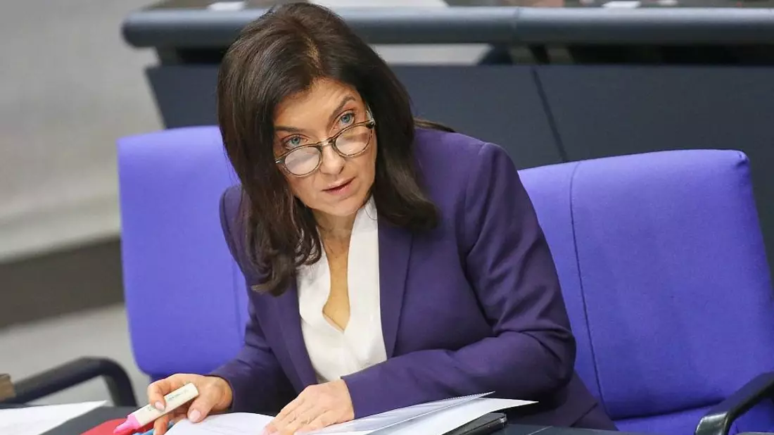 Kellner wirft Reiche Berater-Luxus vor