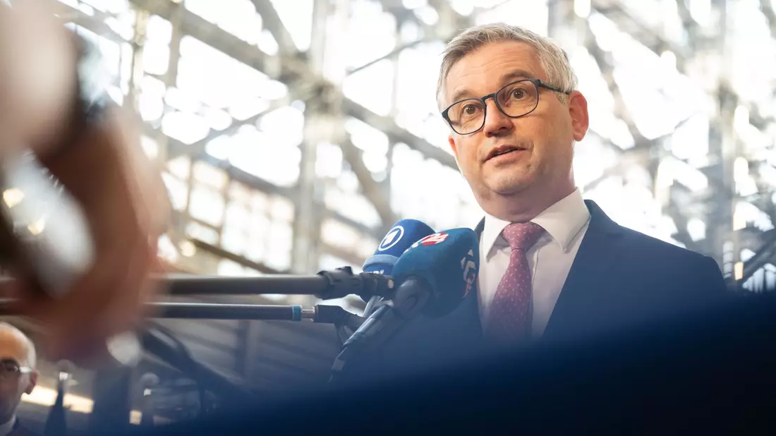 Für EU-Migrationskommissar Magnus Brunner ist der Zeitpunkt für ein Ende der Grenzkontrollen innerhalb der EU gekommen. (Archivbild)  - Bild: Markus Lenhardt/dpa
