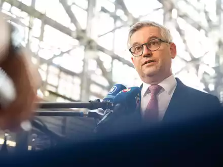 Für EU-Migrationskommissar Magnus Brunner ist der Zeitpunkt für ein Ende der Grenzkontrollen innerhalb der EU gekommen. (Archivbild)  - Foto: Markus Lenhardt/dpa