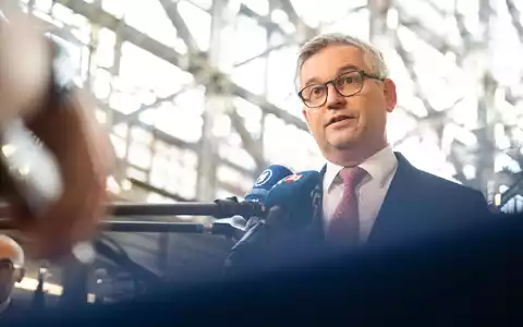 Für EU-Migrationskommissar Magnus Brunner ist der Zeitpunkt für ein Ende der Grenzkontrollen innerhalb der EU gekommen. (Archivbild)  - Foto: Markus Lenhardt/dpa