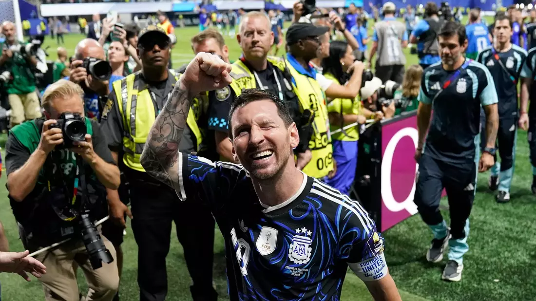 Lionel Messi lässt sich feiern.  - Bild: Jacob Kupferman/AP/dpa