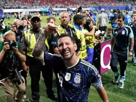 Lionel Messi lässt sich feiern.  - Foto: Jacob Kupferman/AP/dpa