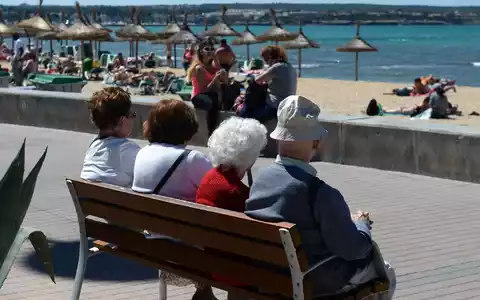 Nicht immer zieht es Menschen in Rente wie hier direkt nach Mallorca. Der Trend zur Frührente war zuletzt aber ungebrochen. (Archivfoto)  - Foto: Jens Kalaene/dpa-Zentralbild/dpa