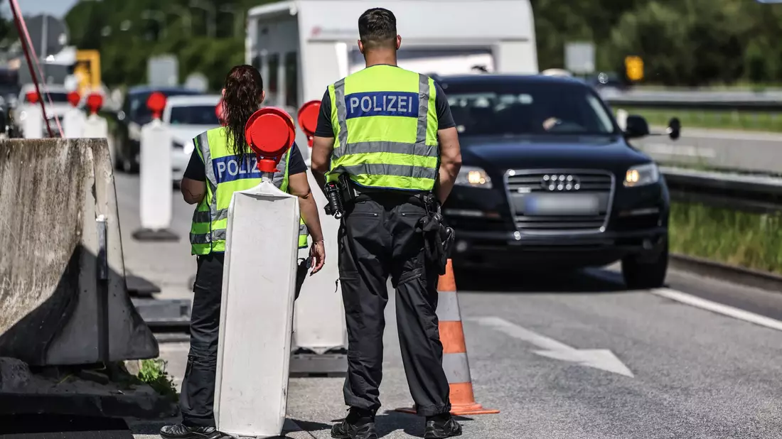 Seit fast zwei Jahren gibt es auf Anweisung der Bundesregierung trotz des Schengen-Vertrags wieder stationäre Grenzkontrollen, so wie hier an der A3 bei Elten an der Grenze zu den Niederlanden. (Symbolbild) - Bild: Oliver Berg/dpa