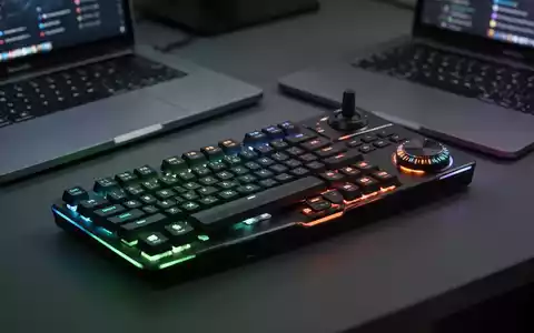 Nahaufnahme eines modernen Makro-Keypads mit beleuchteten Tasten, Joystick und Drehregler neben einem Laptop, symbolisiert KI-Agentensteuerung und Produktivität. - Foto: über boerse-global.de