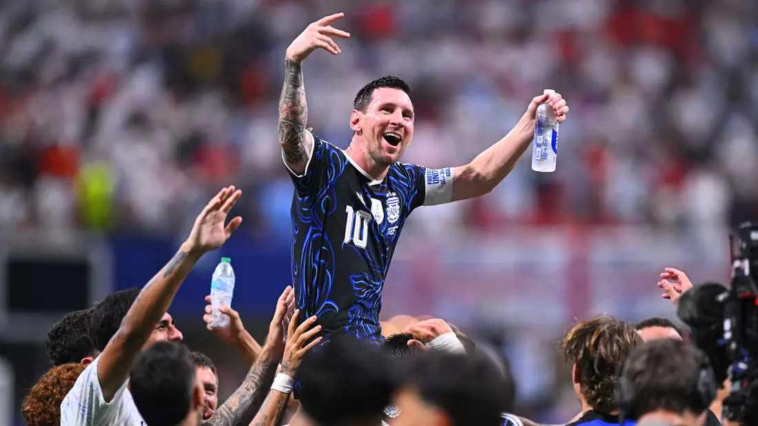 Lionel Messi wird auf Schultern getragen. - Bild: Tom Weller/dpa