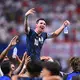 Lionel Messi wird auf Schultern getragen. - Bild: Tom Weller/dpa