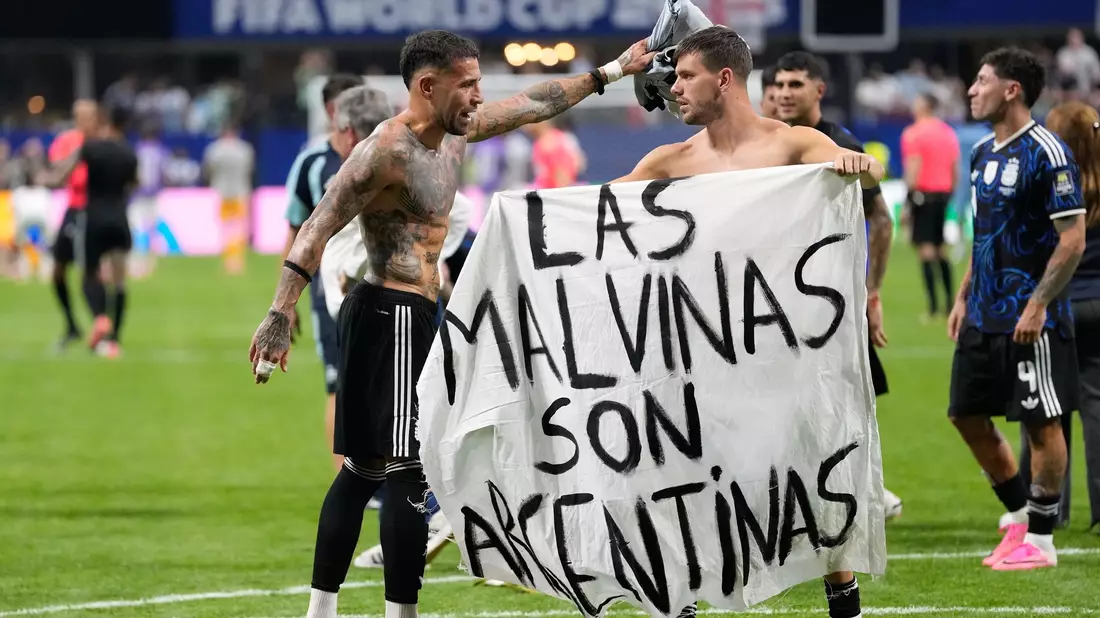 Giovani Lo Celso mit dem Falkland-Banner. - Bild: Rebecca Blackwell/AP/dpa