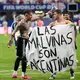 Giovani Lo Celso mit dem Falkland-Banner. - Bild: Rebecca Blackwell/AP/dpa