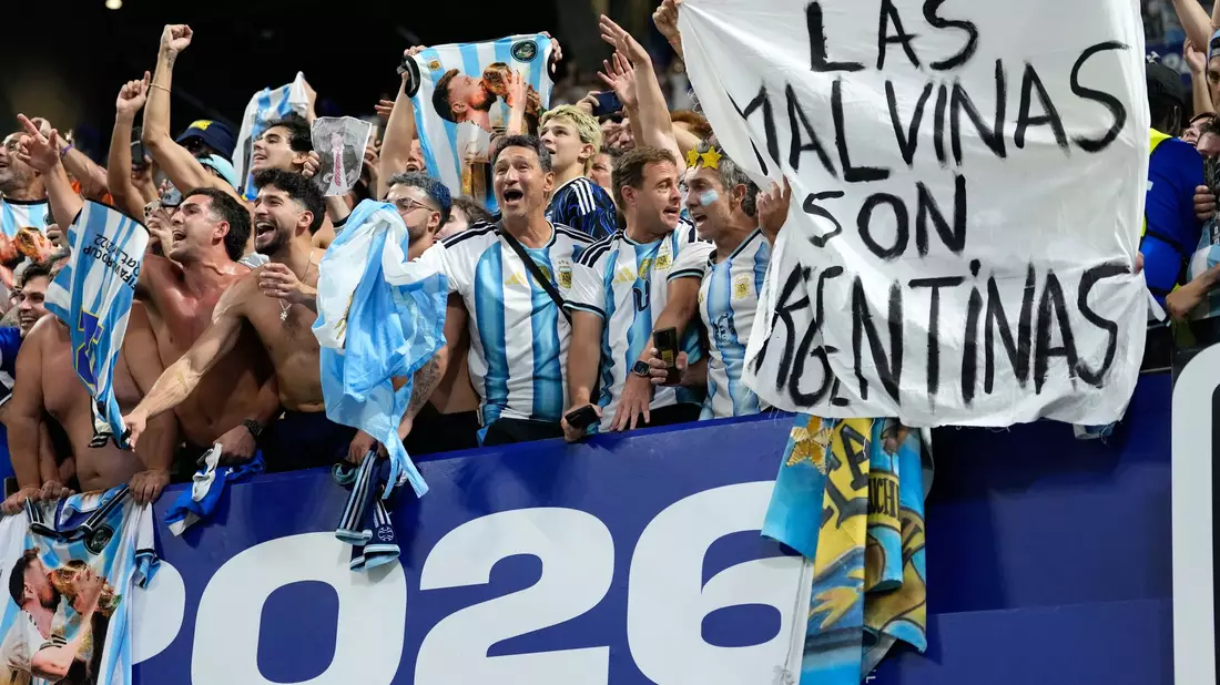 Das Falkland-Banner im argentinischen Fanblock. - Bild: Rebecca Blackwell/AP/dpa