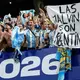 Das Falkland-Banner im argentinischen Fanblock. - Bild: Rebecca Blackwell/AP/dpa
