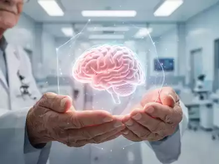 Ältere Hände halten ein schützendes Hologramm eines Gehirns, umgeben von einem medizinischen Umfeld, das Prävention symbolisiert. - Foto: über boerse-global.de