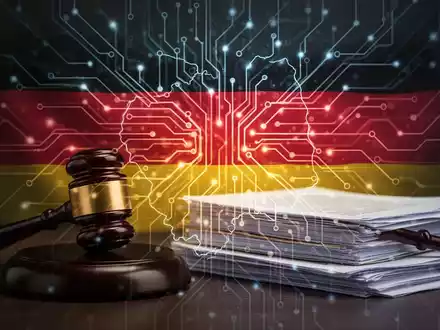 Leuchtendes neuronales Netz mit deutscher Flagge, Hammer auf Rechtsdokumenten, symbolisiert KI-Regulierung in Deutschland. - Foto: über boerse-global.de