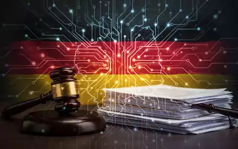 Leuchtendes neuronales Netz mit deutscher Flagge, Hammer auf Rechtsdokumenten, symbolisiert KI-Regulierung in Deutschland. - Foto: über boerse-global.de