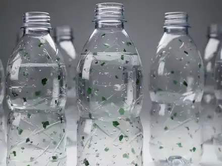 Nahaufnahme von PET-Getränkeflaschen, die Recyclingmaterial enthalten, symbolisierend neue Regeln für Rezyklatanteile. - Foto: über boerse-global.de