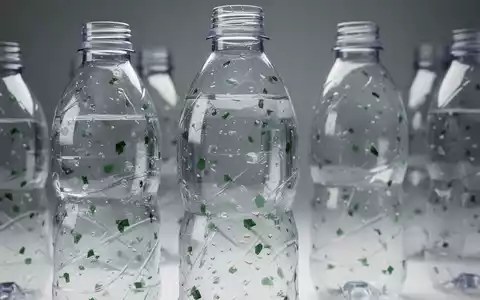Nahaufnahme von PET-Getränkeflaschen, die Recyclingmaterial enthalten, symbolisierend neue Regeln für Rezyklatanteile. - Foto: über boerse-global.de