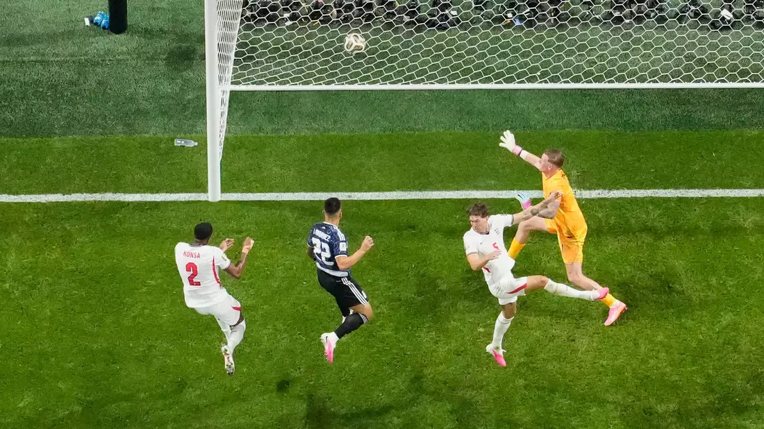 Lautaro Martinez trifft zum 2:1 für Argentinien. - Bild: Chris Carlson/AP/dpa