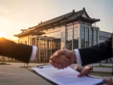 Eine moderne Fabrikanlage mit chinesischem Einfluss, beleuchtet von der untergehenden Sonne. Im Vordergrund eine angedeutete Transaktion. - Foto: über boerse-global.de
