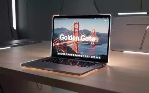Nahaufnahme eines modernen MacBook Pro mit macOS Golden Gate Interface auf einem minimalistischen Schreibtisch. - Foto: über boerse-global.de