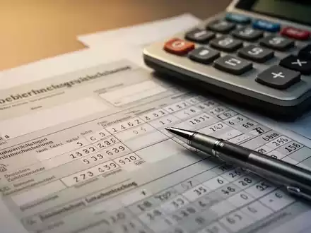 Nahaufnahme eines deutschen Steuerformulars oder Hauptbuchs mit einem Stift und einem Taschenrechner im Hintergrund, der Präzision und Regulierung vermittelt. - Foto: über boerse-global.de
