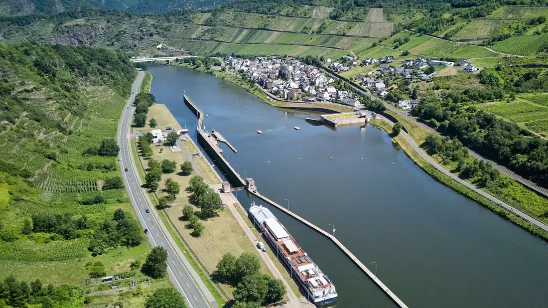 Nach einem Defekt an einem Fahrgastschiff fließen mehr als 100 Liter Diesel in die Mosel. (Symbolbild) - Bild: Sascha Ditscher/dpa