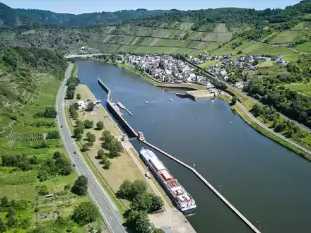 Nach einem Defekt an einem Fahrgastschiff fließen mehr als 100 Liter Diesel in die Mosel. (Symbolbild) - Foto: Sascha Ditscher/dpa