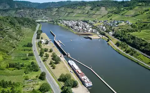Nach einem Defekt an einem Fahrgastschiff fließen mehr als 100 Liter Diesel in die Mosel. (Symbolbild) - Foto: Sascha Ditscher/dpa
