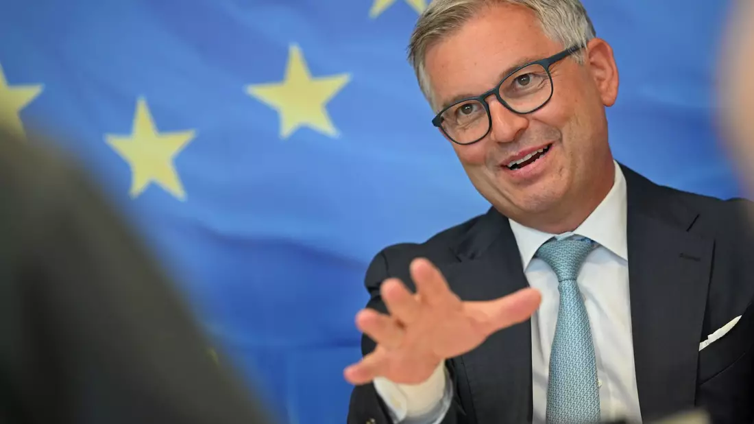 Magnus Brunner, EU-Kommissar für Inneres und Migration, im Gespräch mit Journalistinnen und Journalisten der dpa und anderen Mitgliedern des European Newsroom (enr). - Bild: Michael Brandt/dpa-ENR-Pool /dpa
