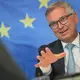 Magnus Brunner, EU-Kommissar für Inneres und Migration, im Gespräch mit Journalistinnen und Journalisten der dpa und anderen Mitgliedern des European Newsroom (enr). - Bild: Michael Brandt/dpa-ENR-Pool /dpa
