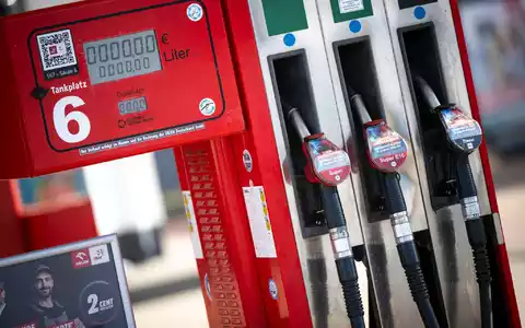 Die Spritpreise steigen immer schneller. (Symbolbild) - Foto: Philip Dulian/dpa