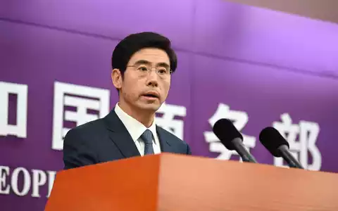 Der Sprecher des chinesischen Handelsministeriums rechtfertigte das Vorgehen Pekings. (Archivbild)  - Foto: Johannes Neudecker/dpa