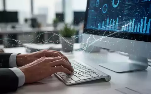 Hände tippen auf einer Computertastatur mit digitalen Datenvisualisierungen auf dem Bildschirm, die Dateneingabe und Bürounterstützungsrollen darstellen. - Foto: über boerse-global.de