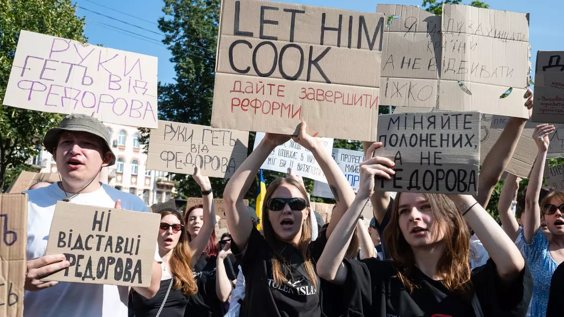Vor allem junge Leute protestierten in Kiew und anderen Städten gegen die Entlassung des als Reformers geltenden Verteidigungsministers Mychajlo Fedorow.  - Bild: Danylo Antoniuk/AP/dpa